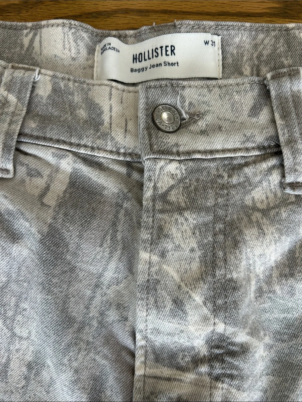 Hollister Men's Gray Camouflage Cargo Shorts, size 31, EUC